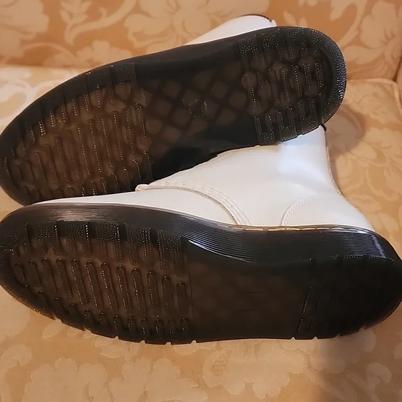 Womans Dr. Airwait Martens NWOT - Picture 7 of 13